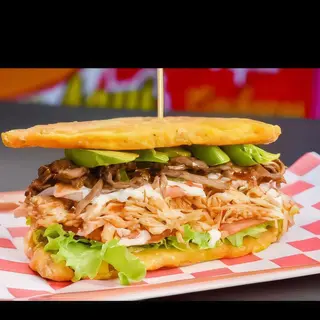 patacon venezolano de carne desmechada Y pollo