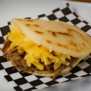 AREPA DE POLLO Y QUESO