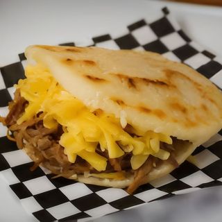 AREPA DE POLLO Y QUESO