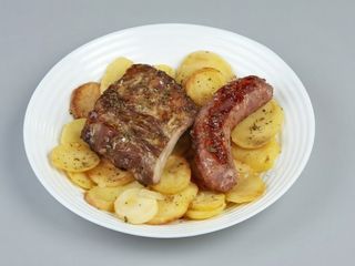Costilla Asada Con Chorizo Criollo y Patatas