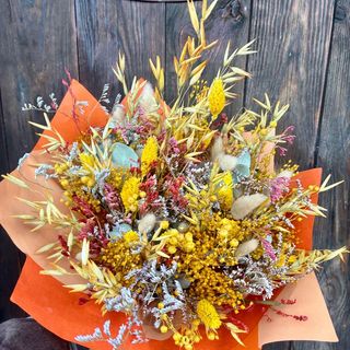 Ramo de flores secas y preservadas calido