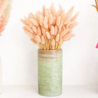 Ramo conejitos preservados rosas en jarron de barro