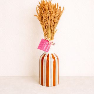 Lavanda preservada rosa en jarron