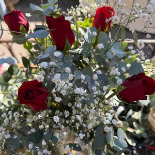 Ramo de rosas paniculata y eucalipto