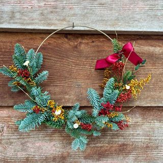 Corona Asimétrica Abeto y Flores Secas (aro dorado)