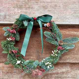 Corona natural de abeto con lazo verde