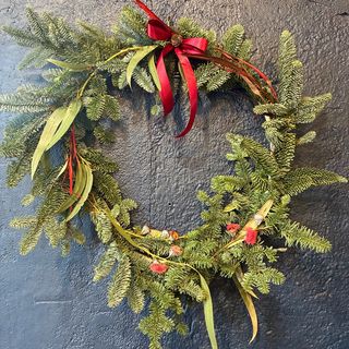 Corona Natural de Abeto con Eucalipto y Lazo Rojo