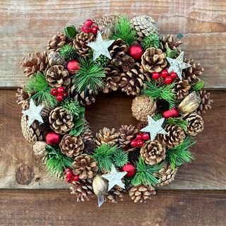 Corona con abeto premium artificial y piñas naturales