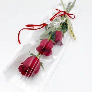 Tres rosas rojas frescas