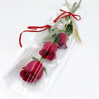 Tres rosas rojas frescas