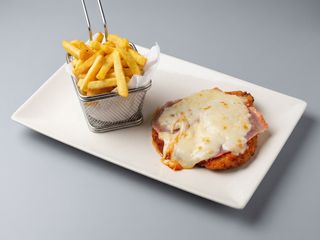 Milanesa De Pollo Con Tomate,Mozarela y Jamón