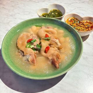Sopa de Manitas de Cerdo con Hierbas Chinas - 老妈药膳蹄花汤
