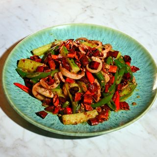NEW! Tentáculos de Calamar Salteados con Pepino y Cebolla - 干锅鱿鱼须