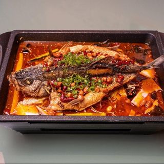 Lubina a la Parrilla al Estilo Wanzhou - 万州特色烤鱼