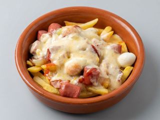 Salchipapa tradicional Colombiana