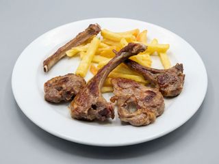 CHULETILLAS DE CORDERO CON PATATAS