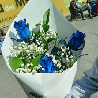 Arreglo 3 rosas azules