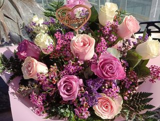 Ramo delicado 12 rosas diferentes tonos