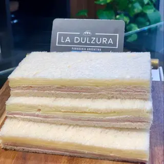 Sand. De Miga De Jamón , Aceituna Y Huevo (Especial)