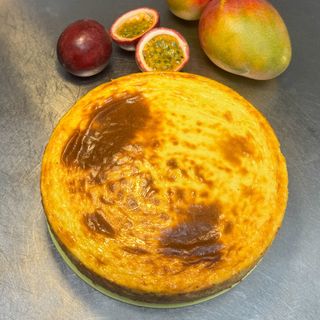 Tarta de mango y maracuyá · Entera