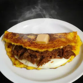 Cachapa Carne Mechada y Queso Blanco