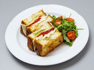 Sándwich de Pollo, Pesto y Pimientos Asados