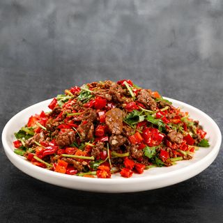 Ternera Con Salsa Picante De La Casa Y Verdura