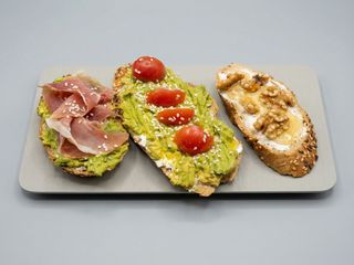 Tostada de Aguacate, tomate