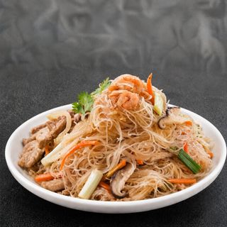 Fideos Chinos Fritos con Tres Delicias