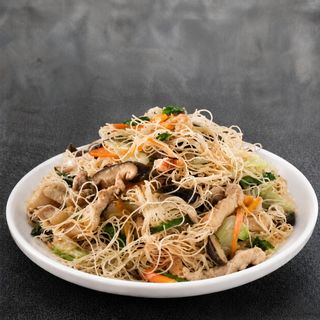 Fideos Chinos de Arroz con Tres Delicias