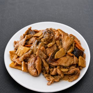 Cerdo con Bambú y Setas Chinas
