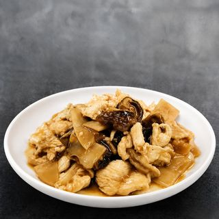 Pollo con Bambú y Setas Chinas