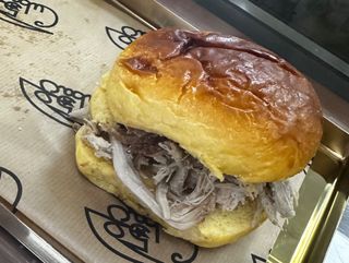 Bocadillo de cerdo asado