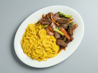 Espaguetis A La Huancaína Con Lomo Salteado