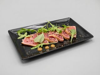 Tataki De Atún Rojo Con Salsa Ponzu Guacamole