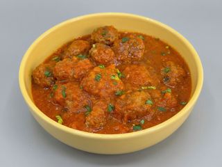 Albóndigas caseras con tomate y su guarnición