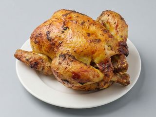 Pollo de corral asado al grill con patatas 