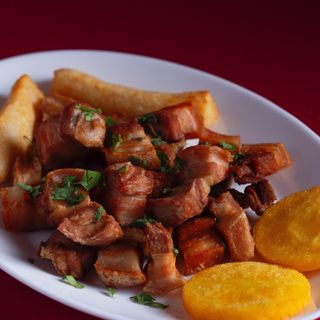 Chicharrón con mini arepas y yuca frita