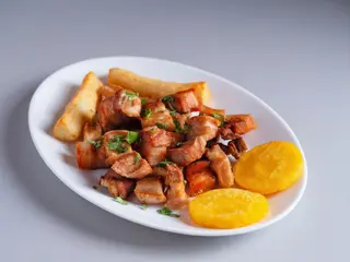 Chicharrón con mini arepas y yuca frita