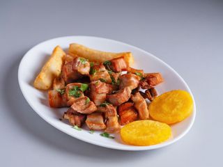 Chicharrón con mini arepas y yuca frita