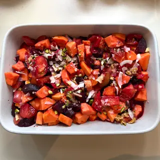 Ensalada de papaya, tomates, remolacha, granada y pistachos.