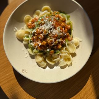 Penne Rigati con pesto de rúcula y tomates secos.