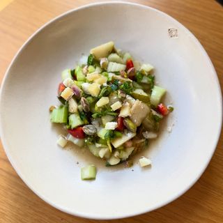 Ensalada de apio, pera, pimientos, pistachos y queso feta.