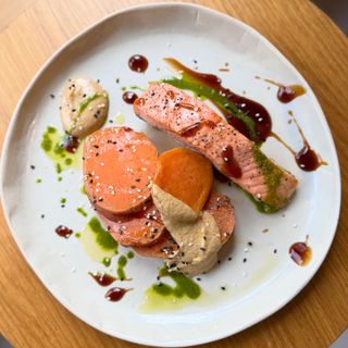 Salmon Noruego con salsa hoisin y boniato al vapor.