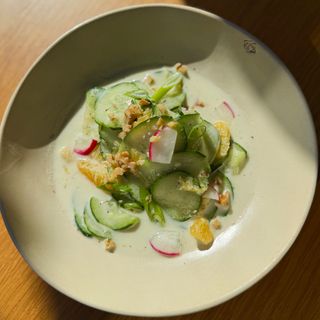 Ensalada de pepino, naranja y nueces.