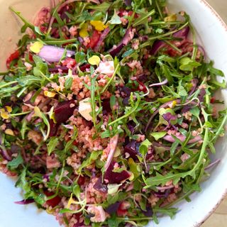 Ensalada de bulgur con rúcula, remolacha, queso feta.