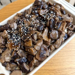 Setas con Hummus y pan pita.