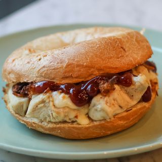 Bagel de Pollo con Salsa BBQ