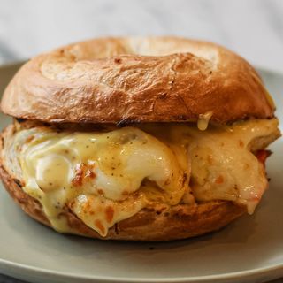 Bagel de Pollo con Mostaza y Miel