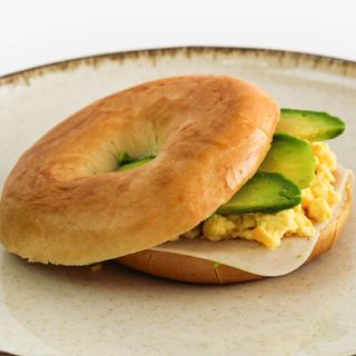 Huevos revueltos con Jamon y Aguacate